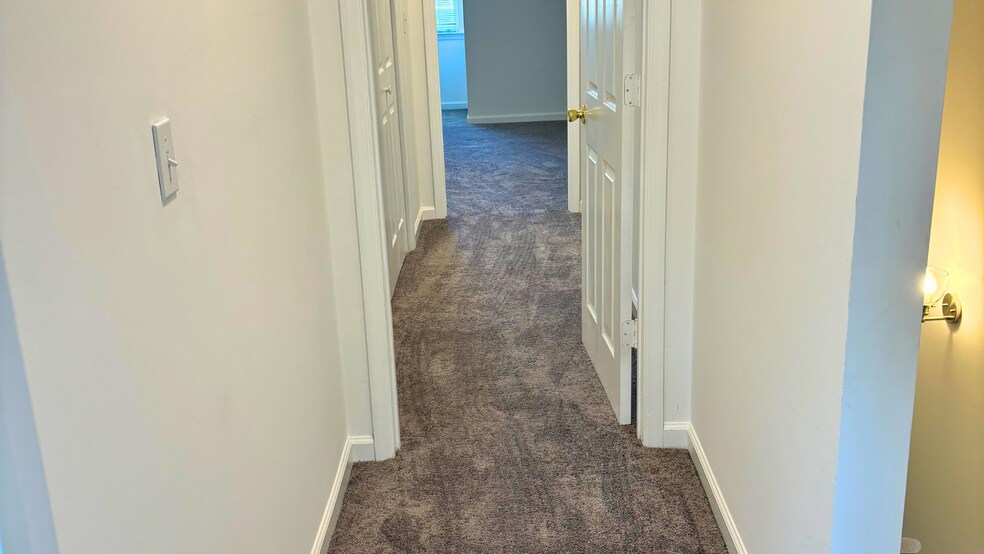 Carpeted hallway leading to bedrooms. - 905 Park Pl NE