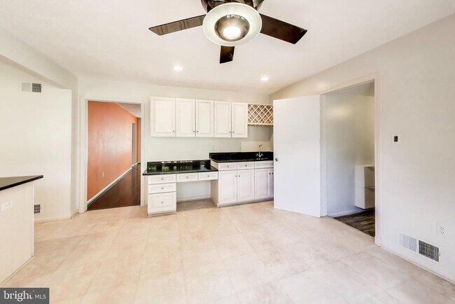 Building Photo - 1718 Crestview Dr