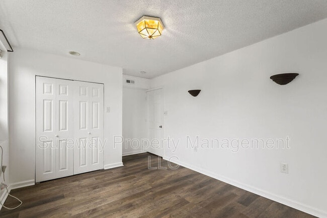 Building Photo - 1036 Collings Ave