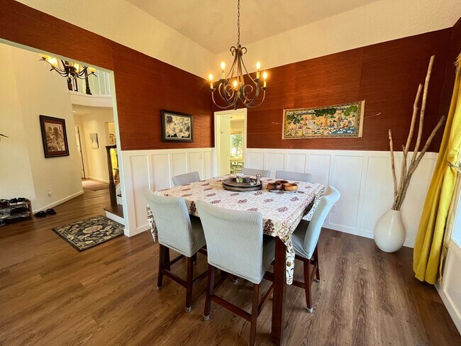 Building Photo - Beautiful 4Bd + 3Ba in Portland!! Offers Beautiful Outdoor Views and Great Gardening Backyards!!
