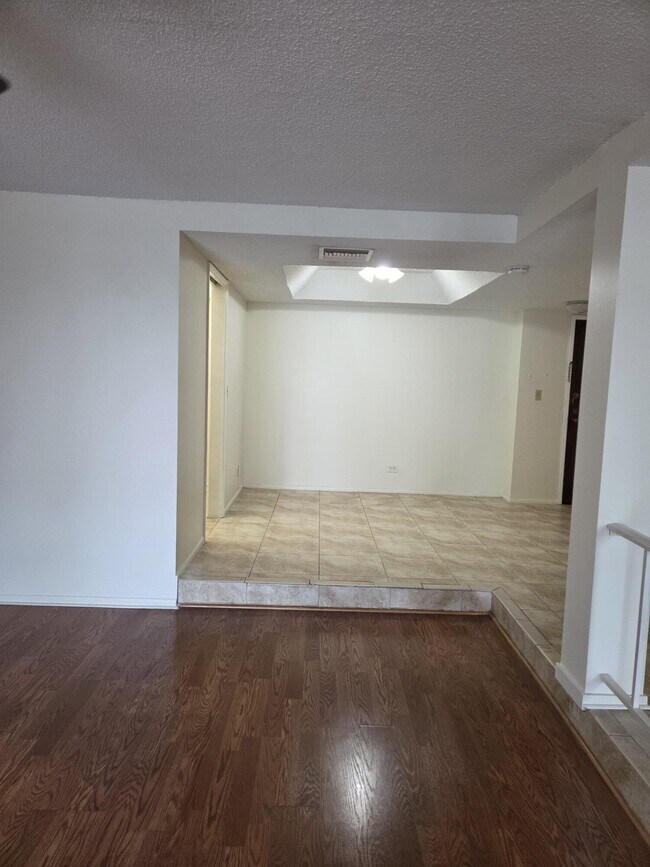 Building Photo - 3750 Inverrary Dr