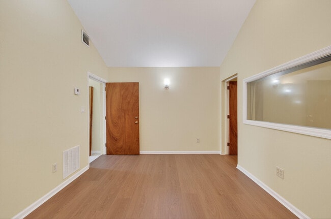 Building Photo - 817 N Palmway