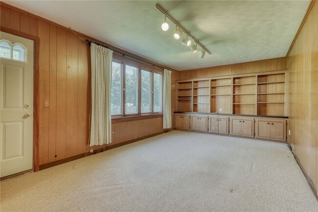 Building Photo - 241 Willowcrest Dr