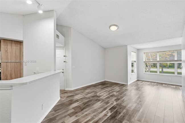 Building Photo - 437 Vista Isles Dr