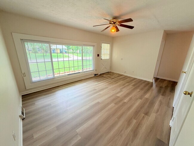 Building Photo - 845 Middle Dr
