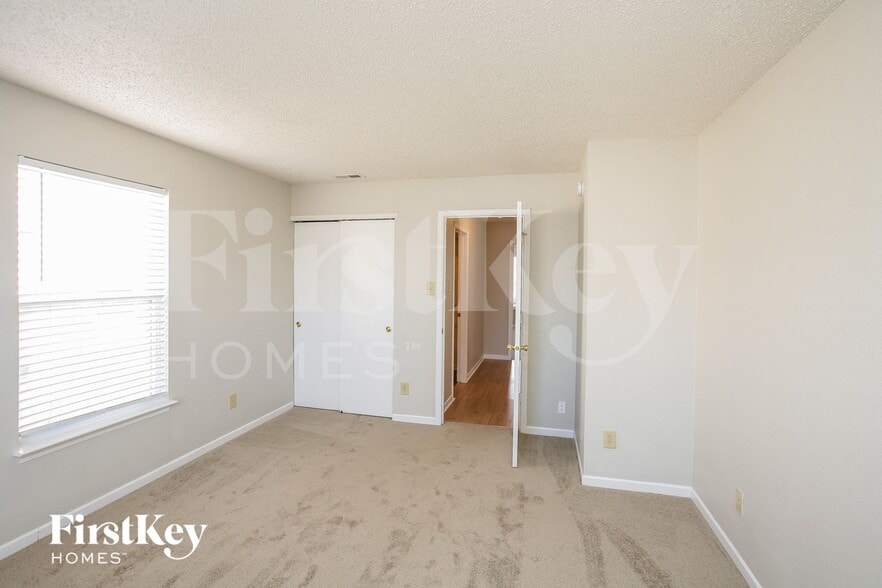 Building Photo - 915 Streamside Dr