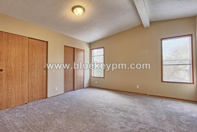 Building Photo - 2 Bed, 2 Bath Home with View of MT. Hood in Oregon City