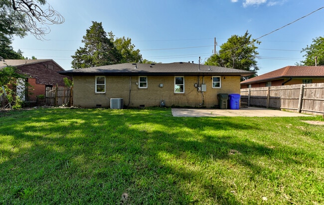 Building Photo - 1117 E Lindsey St