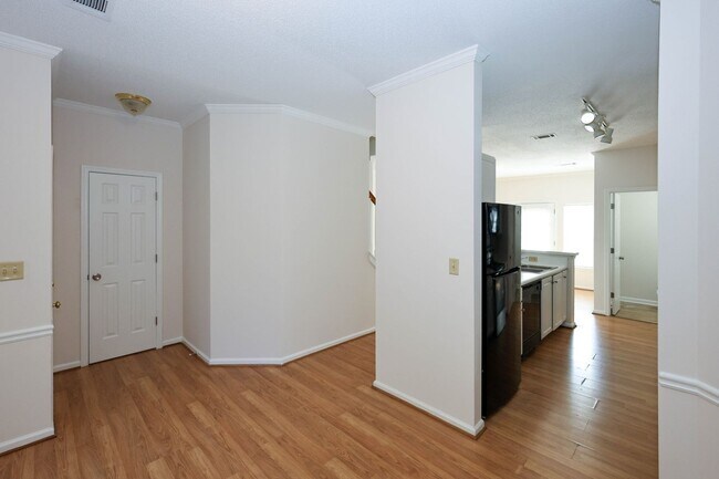 Building Photo - 230 Amal Dr SW
