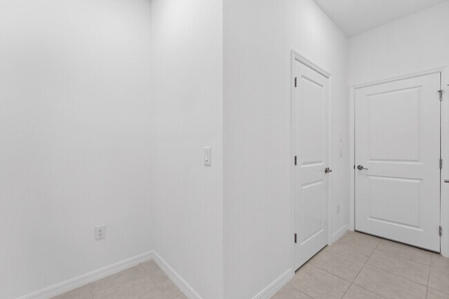 Building Photo - Absolutely stunning 3 BR /2.5 Bath / 2 Car Garage + LOFT townhome in ultra-modern and green-focus...