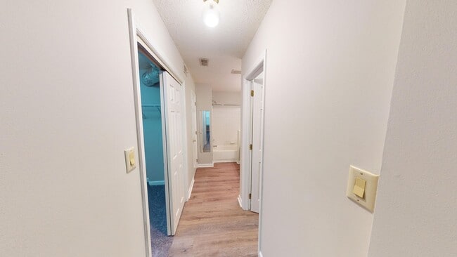 Building Photo - Charming one-story 1st level end unit condo