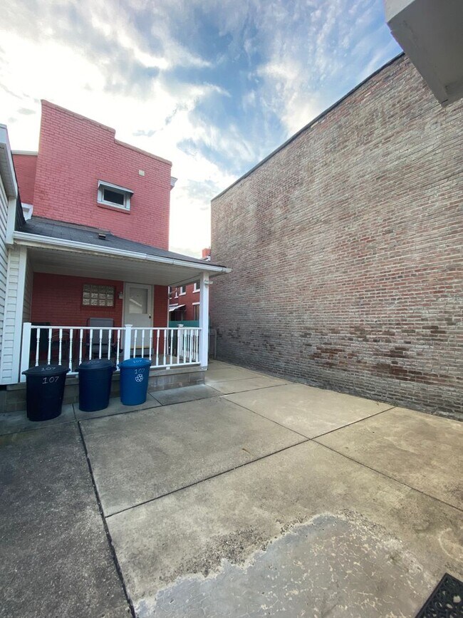 Building Photo - NEWLY RENOVATED 2 BEDROOM IN THE HEART OF SOUTHSIDE!