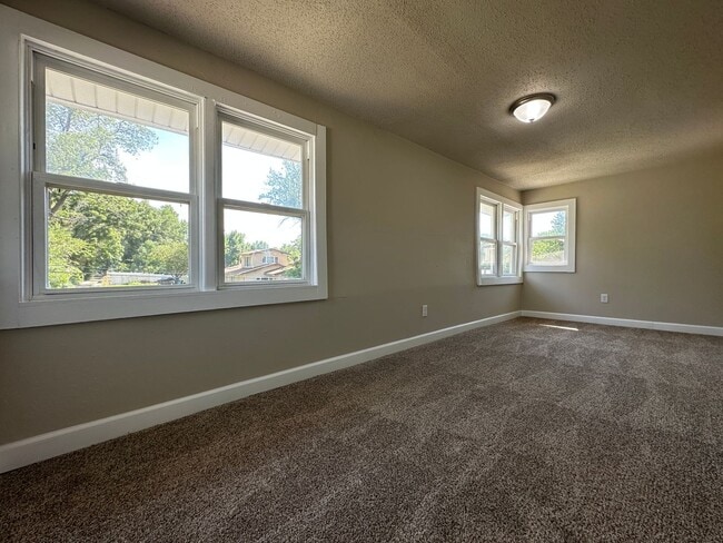 Building Photo - Updated 3 Bedroom 1,800 SQFT Home for Rent