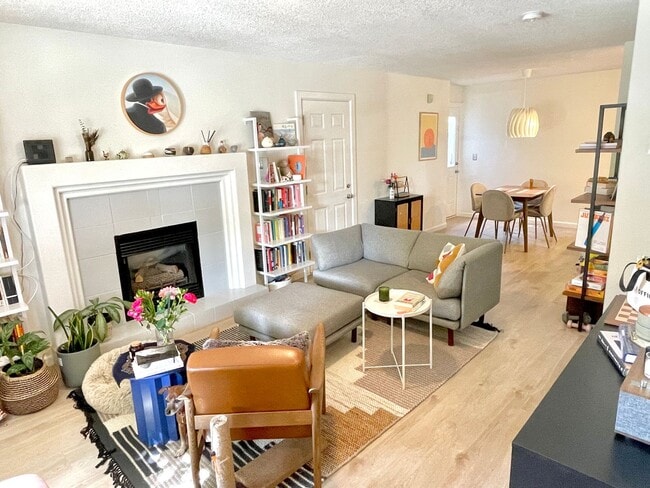Building Photo - Boise Neighborhood 2-Story with Hardwood F...