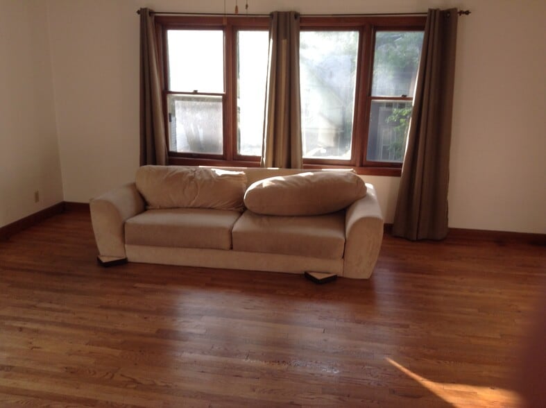 living room - 1139 E GORHAM ST APT 2