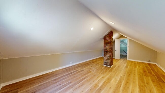 Building Photo - 3 Bed Single Family with Huge Kitchen and ...