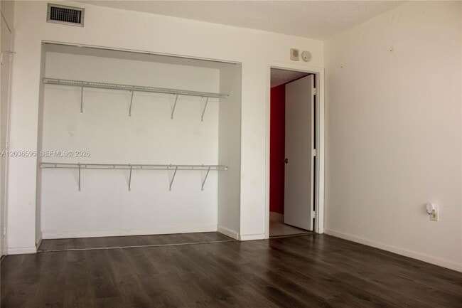 Building Photo - 4164 Inverrary Dr