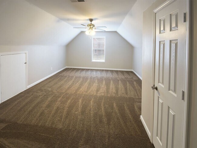 Building Photo - Charming 6 bed, 3 bath home on corner lot between S. Germantown and Hacks Cross.