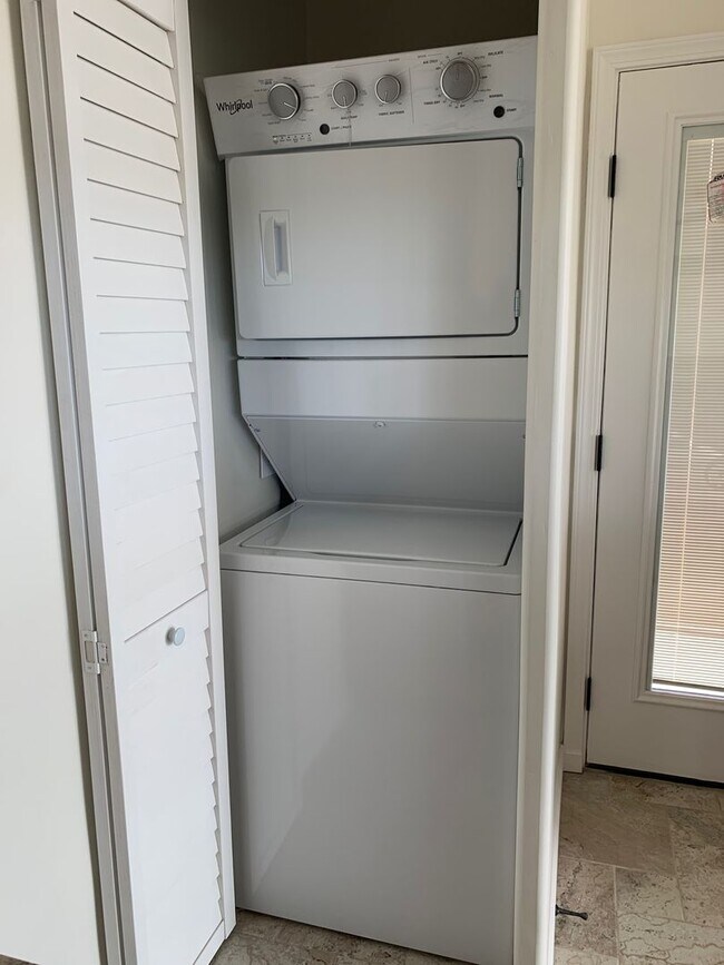 Building Photo - 4740 Hillcrest Ave