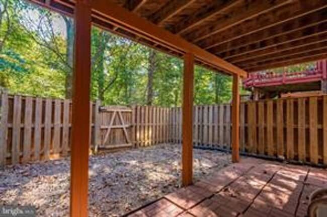 Building Photo - WELL MAINTAINED TOWNHOUSE WITH ONE CAR GARAGE, DECK,