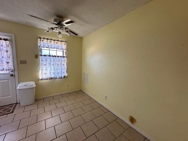 Building Photo - Welcome to your new home in the heart of Russellville, AR!