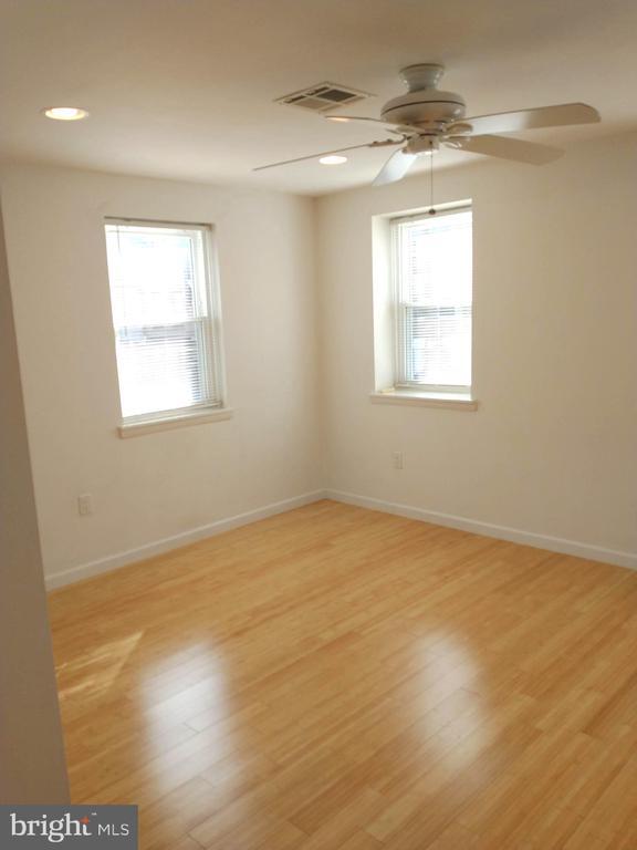 Building Photo - 1529 W Porter St