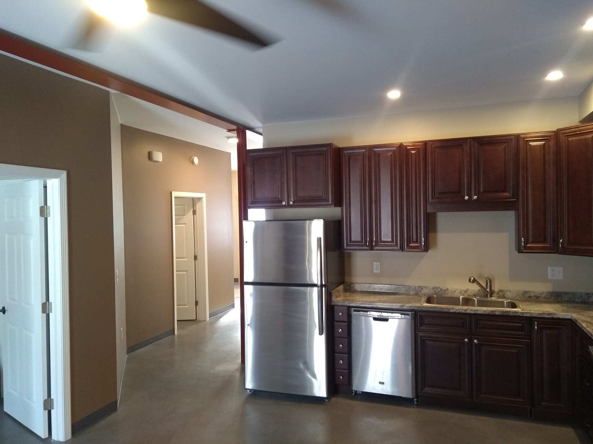 Building Photo - 372 Old County Rd