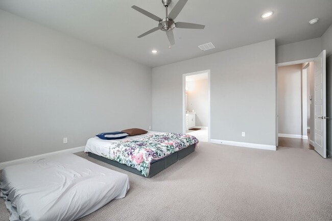 Building Photo - 929 Newcastle Dr