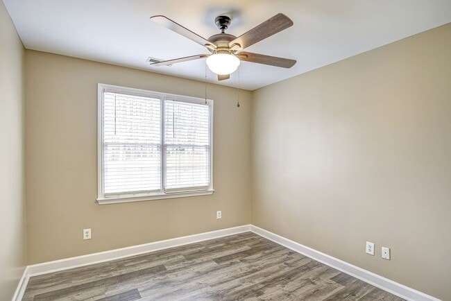 Building Photo - 3 Bedroom Home with Large Fenced in Yard, 2 Car Garage & Bonus Room!
