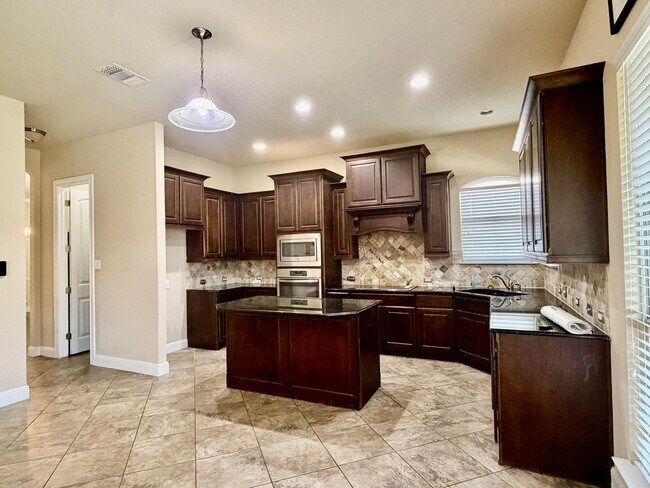 Building Photo - Welcome home to 621 Cavan!