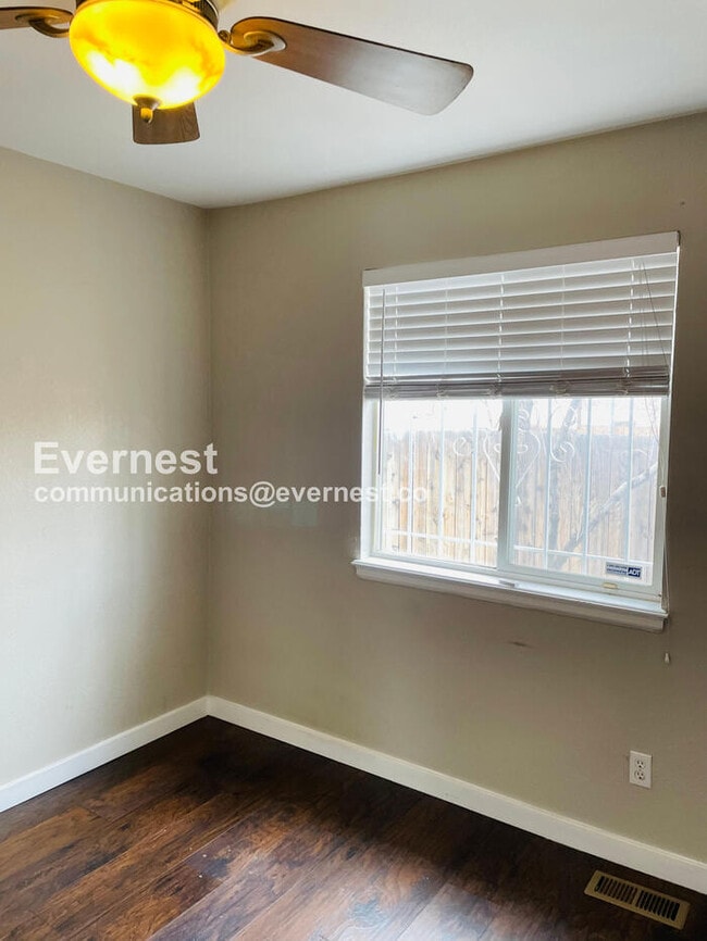 Building Photo - 2107 S Acoma St