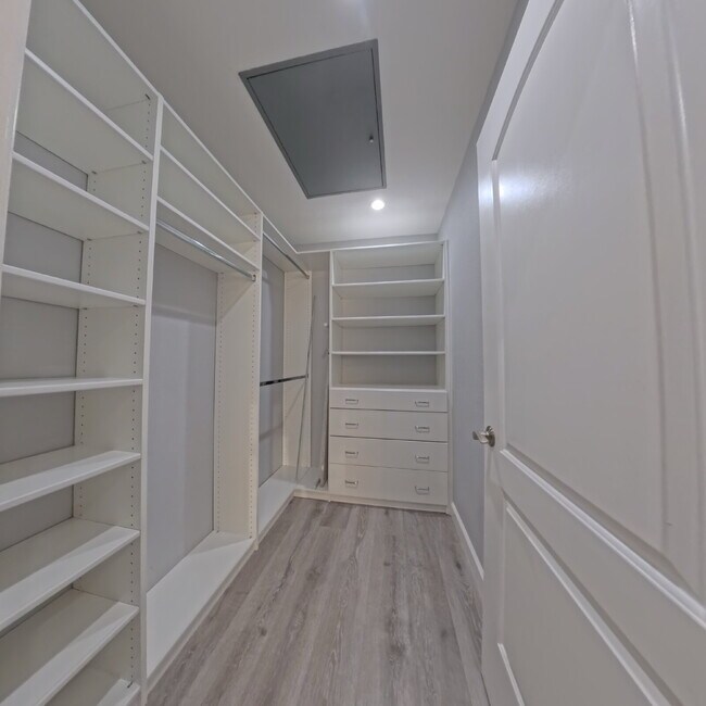 Building Photo - 1 BED 1 BATH CONDO 2nd FLOOR AT OPULENCE!