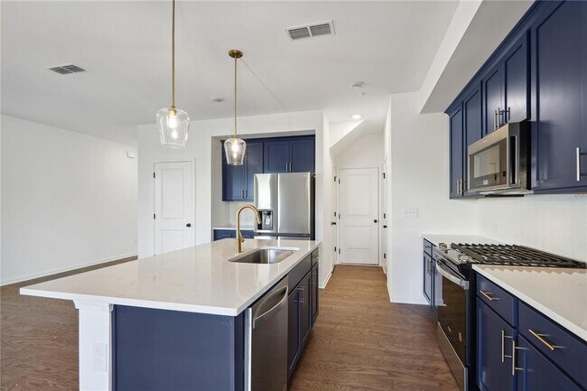 Building Photo - 727 Carmes Dr
