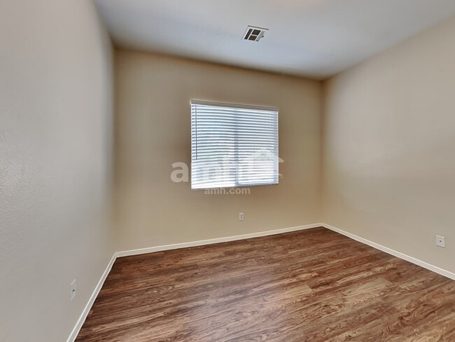 Building Photo - 1330 Summer Dawn Ave