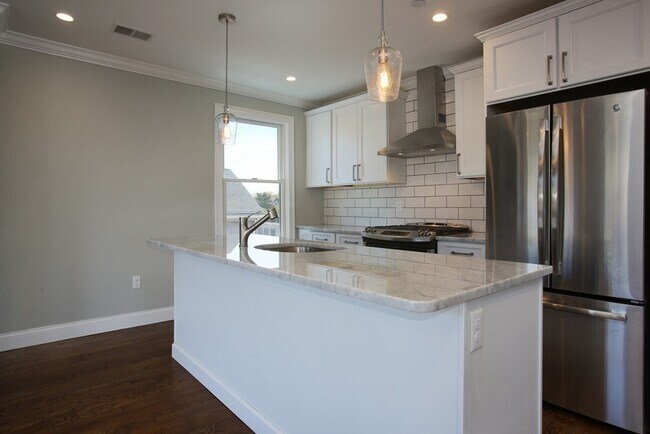 Building Photo - 660 Somerville Ave