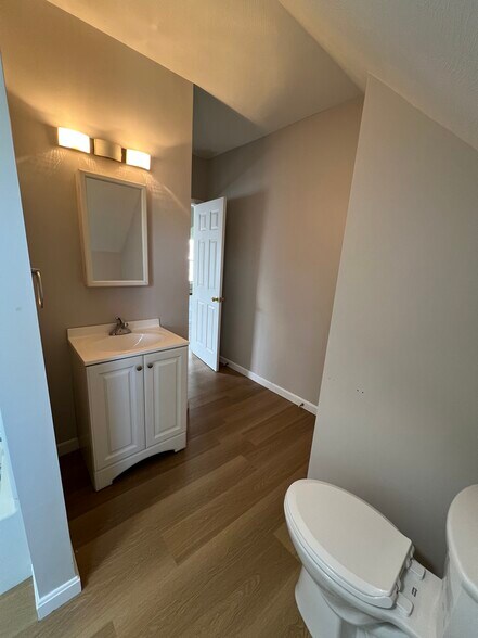 Building Photo - 981 Valley St