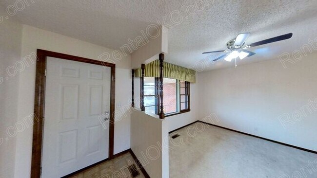 Building Photo - Large yard 3/1 just of Douglas!