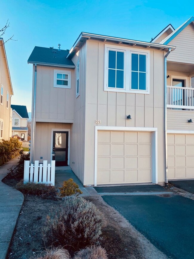 Building Photo - Modern end unit townhome in Jacksonville!