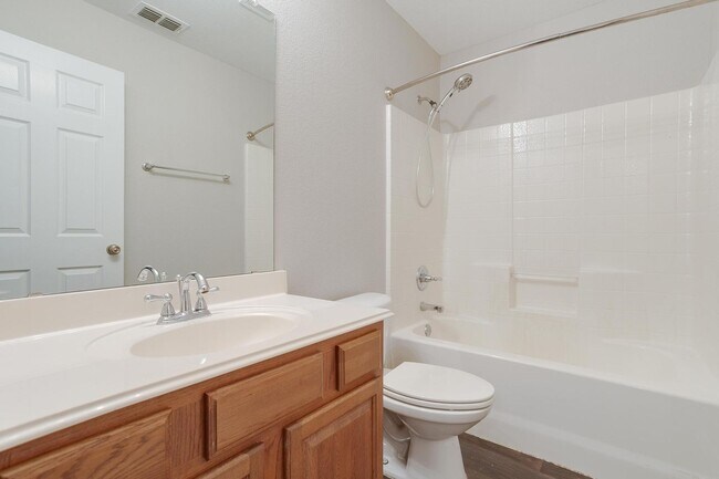 Building Photo - Great 3 Bedroom, 2 Bath, Brick Home in Gre...