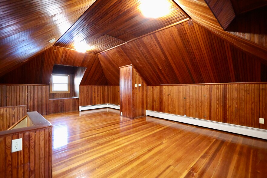 Building Photo - 31 Anthony St