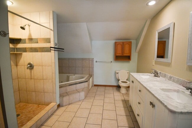 Building Photo - Beautifully updated home in prime downtown location!