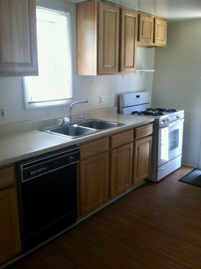 Building Photo - ***South Side Duplex Apartment For Rent * Pet Friendly * Walk to E. Carson St. * Available Now * ...