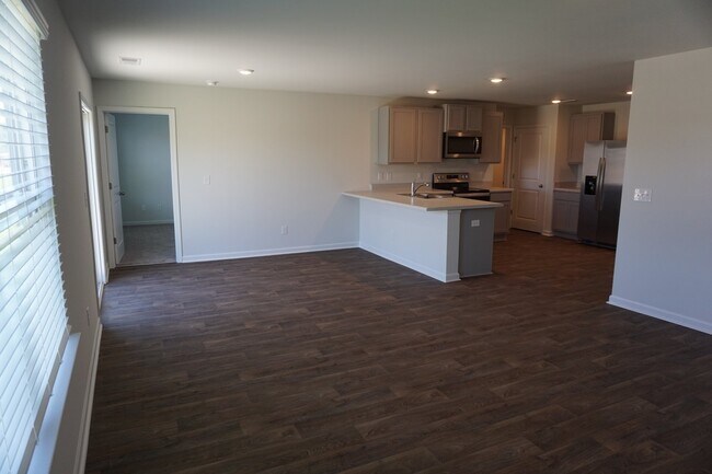 Building Photo - 602 Draymore Dr NE