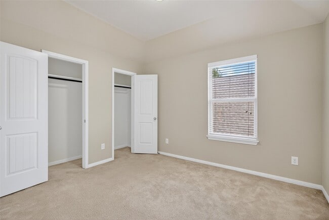 Building Photo - 2450 Garden Shadow Dr