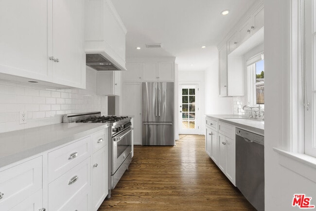 Building Photo - 451 Westmount Dr