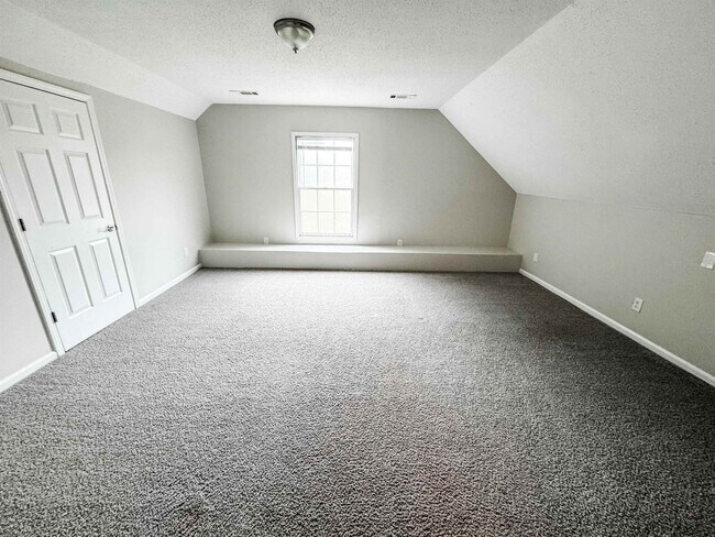 Building Photo - 3945 Windyke Dr