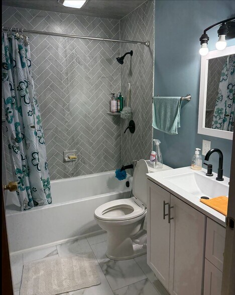 Main Hall Bath - 39 Baylis St
