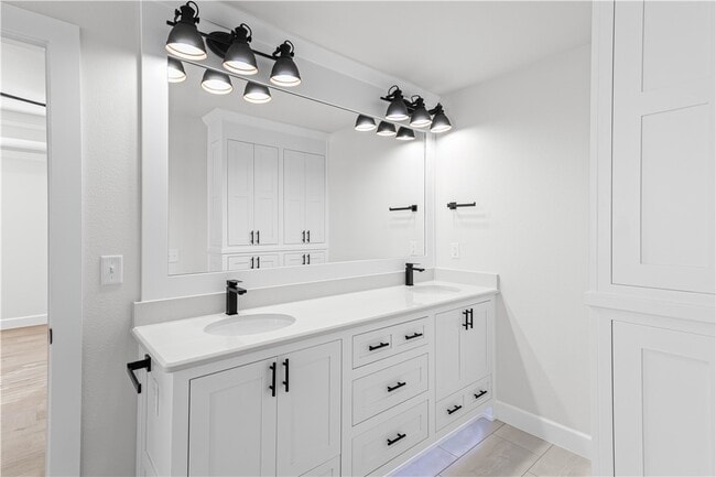 Building Photo - 701 Bronco St