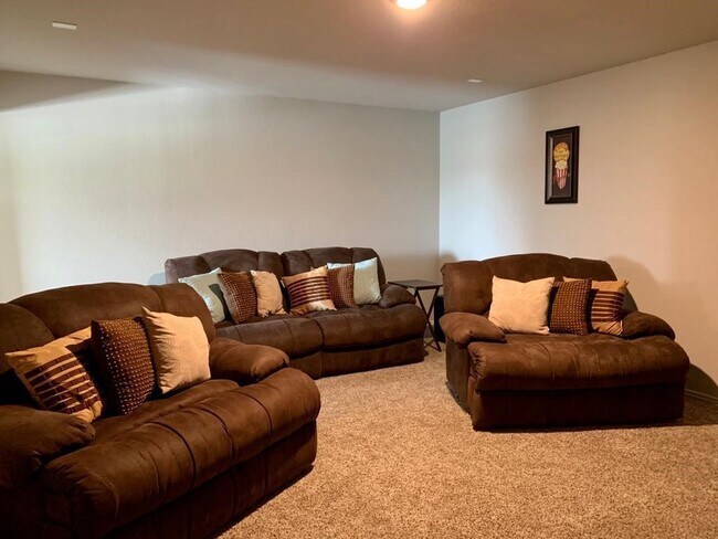 Building Photo - 24207 Oakdale Hls