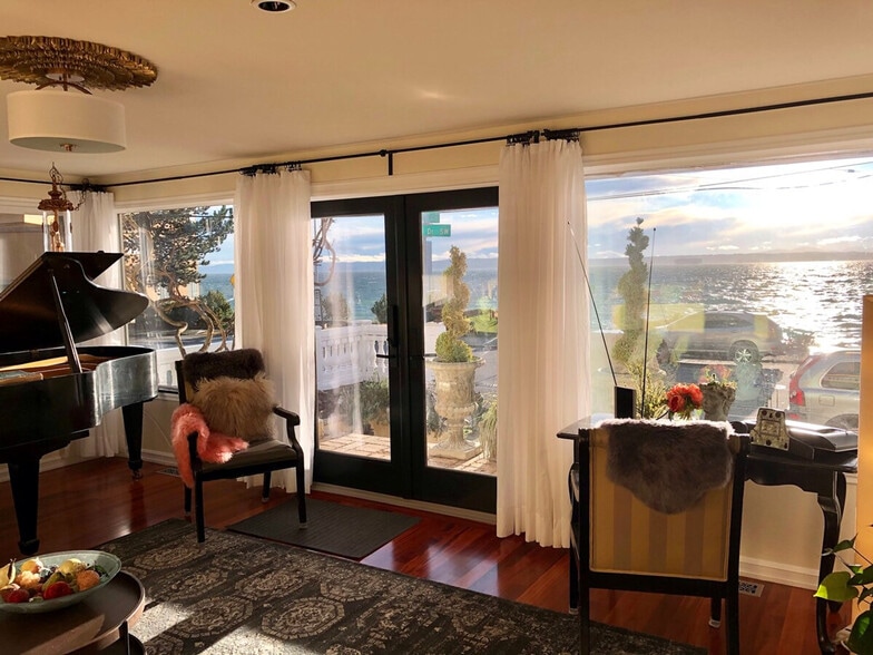 Building Photo - 4034 Beach Dr SW